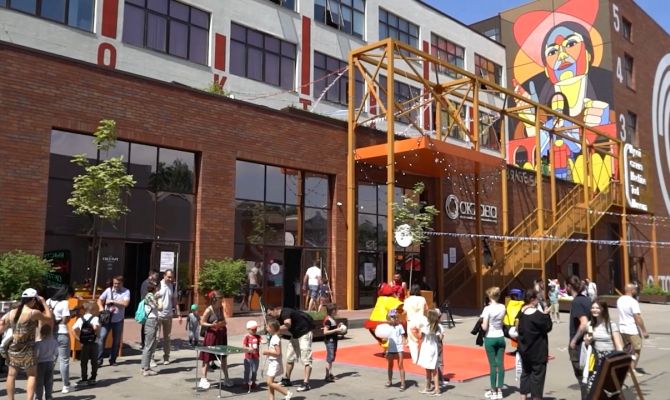 В честь Дня семьи, любви и верности для туляков организовали шуточное сумо и ярмарку мейкеров