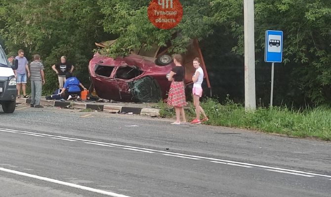 Под Кимовском легковушка влетела в остановку общественного транспорта