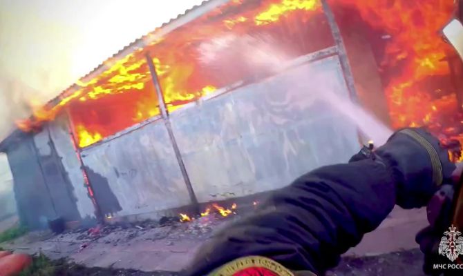 Пожарный из Новомосковска показал борьбу с огнем своими глазами
