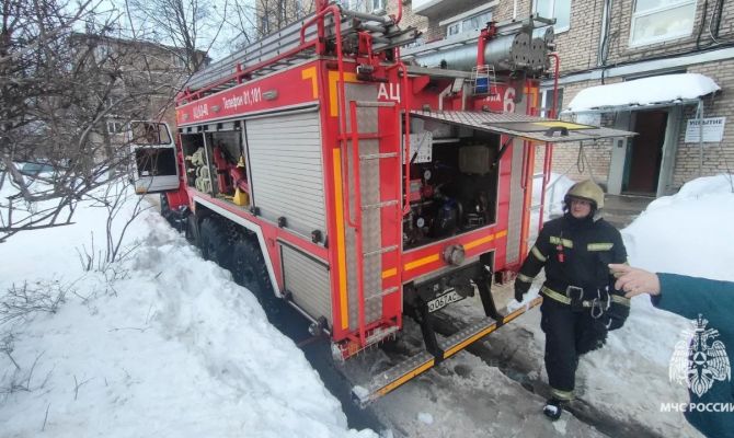 11 человек эвакуировали из горящей пятиэтажки на улице Металлургов в Туле