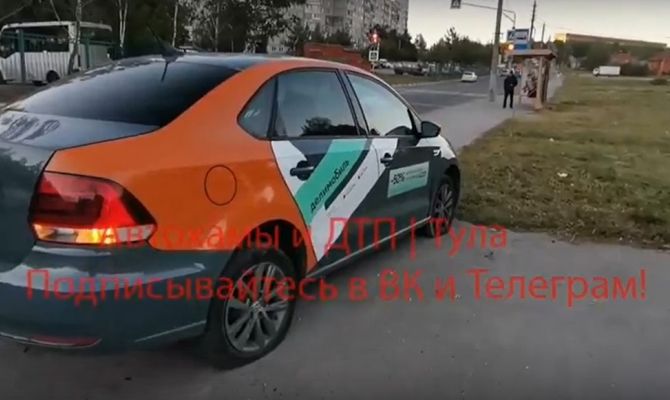 В Туле машина каршеринга вылетела на тротуар и пробила 3 колеса