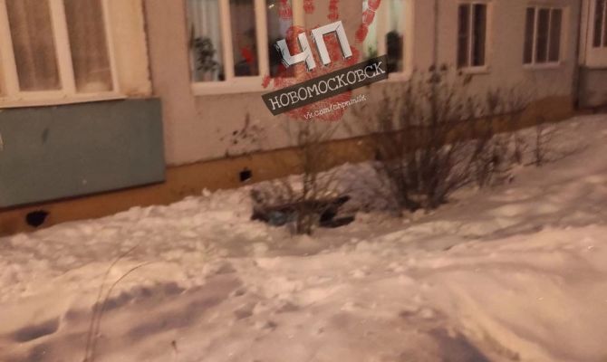 В Новомосковске женщина выпала с 8 этажа
