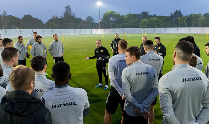 "Я не воспитатель, я ваш помощник": Дмитрий Парфенов обратился к футболистам "Арсенала"