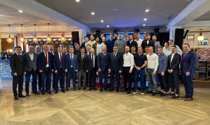 Хоккеисты АКМ подарили Алексею Дюмину клюшку со своими автографами