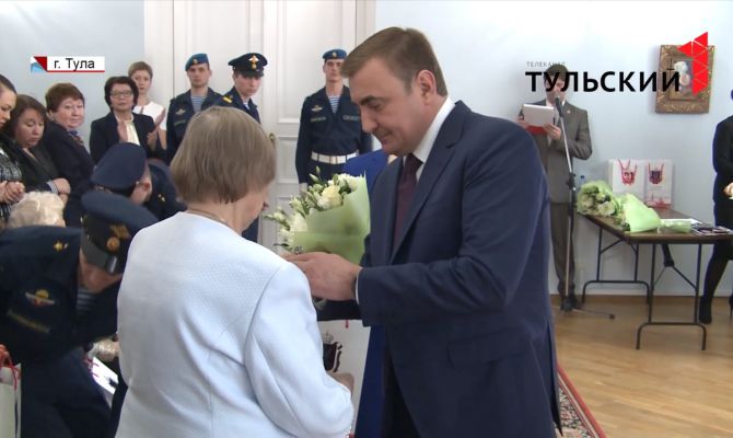 Алексей Дюмин вручил женщинам-ветеранам медали «75 лет Победы»