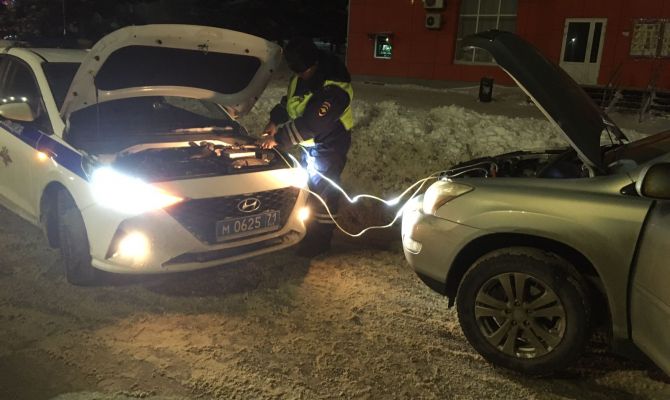 На трассе М-2 "Крым" в Тульской области спасли замерзающую девушку в сломанной машине