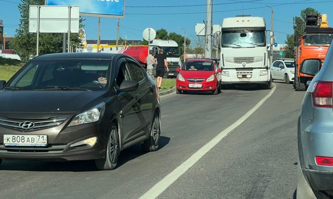 Из-за ДТП с фурой Калужское шоссе в Туле "встало" в пробке