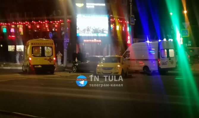 "Опель" и "Шкода" устроили ДТП на Красноармейском проспекте в Туле