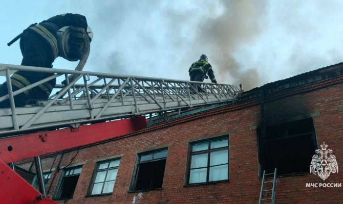 В Киреевске спасатели потушили пожар на швейной фабрике