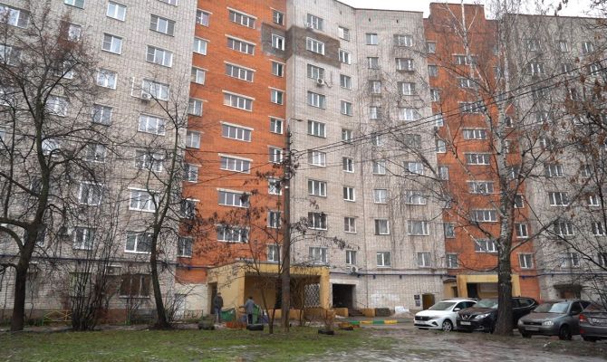 Земля уходит из-под ног: в Туле пенсионерка обнаружила трещину в полу своей квартиры