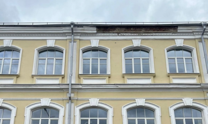 В центре Тулы на тротуар обрушилась часть фасада здания
