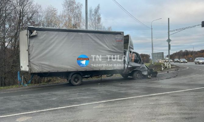 На Одоевском шоссе в Туле столкнулись газель и легковушка