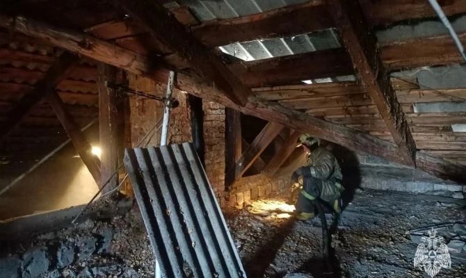 Пожарные спасли человека из горящего дома в поселке Дубовка под Узловой