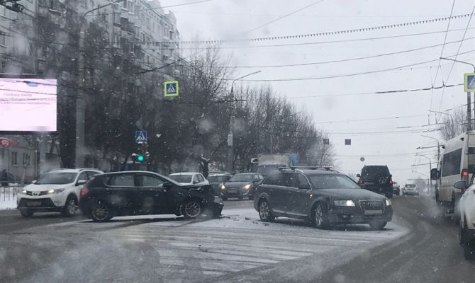 Перекресток октябрьская. Тула Пузакова Октябрьская перекресток. Пересечение Октябрьской и Пузакова. Авария в Туле вчера в Заречье на ул Октябрьская. Авария на Октябрьской Тула.