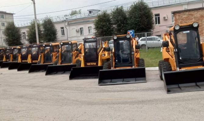 Районы Тульской области получили мини-погрузчики для уборки улиц