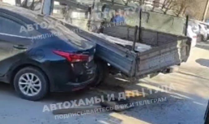 "Газель" врезалась в трамвай на улице Николая Руднева в Туле