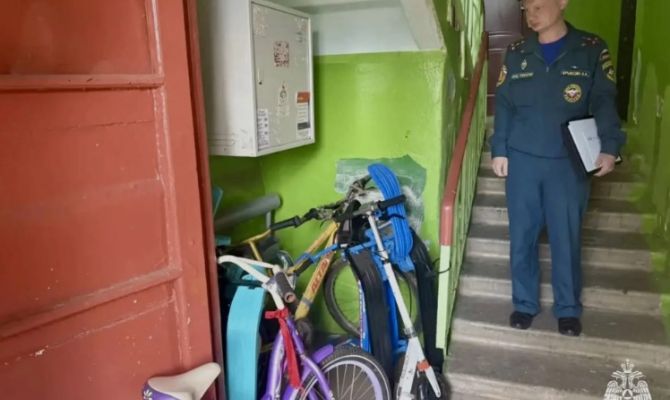 Туляков предупредили об опасности хранения колясок и велосипедов на лестничных площадках