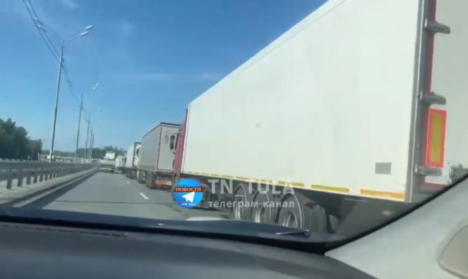 В Тульской области на трассе М-2 "Крым" появилась огромная пробка из грузовиков
