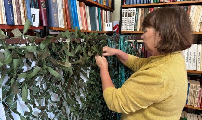 Жители Авангарда помогают бойцам СВО с посылками и маскировкой