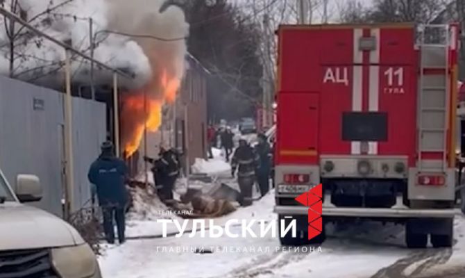 "Искрит возле газовой трубы": туляки сняли на видео пожар в жилом доме на улице Калинина