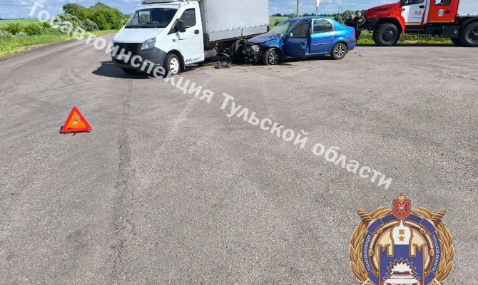 Под Тулой мужчина на грузовике столкнулся с «Рено Логан»