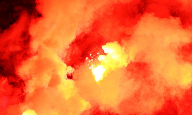 «Арсенал» и «Факел» заплатят штрафы за файеры и нацистскую символику