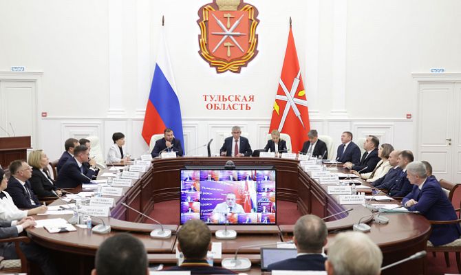 Провалившийся колодец и неубранные дворы: Дмитрий Миляев разобрал жалобы туляков