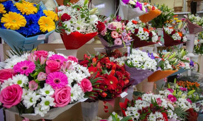 Розовый шуруповерт и букет из носков: что собираются дарить туляки своим женщинам на 8 Марта