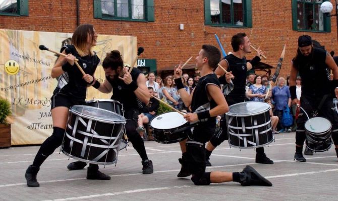 На фестивале "Театральный дворик" в Туле выступят испанские барабанщики "Brincadeira"