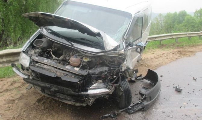 Грузовик влетел в микроавтобус в Тульской области