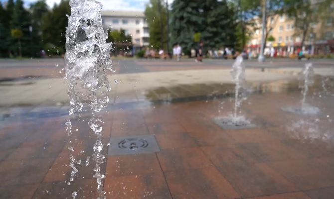 В Новомосковске вода из фонтана залила улицу