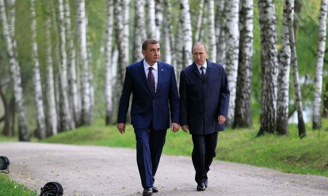 Владимир Путин пообещал носить подаренную Алексеем Дюминым "толстовскую рубаху"