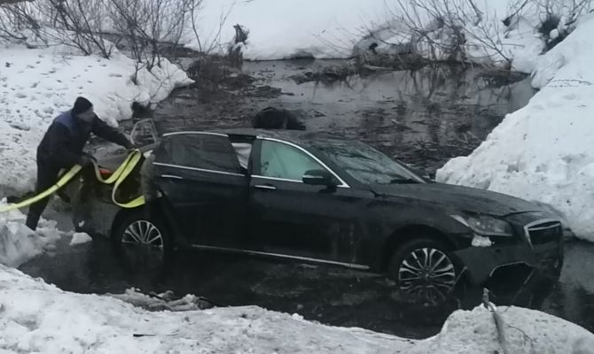 Под Тулой автомобиль Genesis улетел в речку