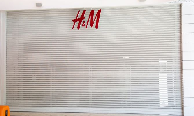 H&M временно откроет магазины в России для распродажи