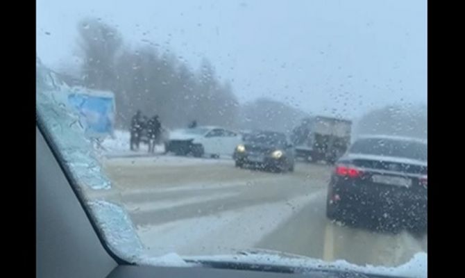 На Новомосковском шоссе из-за ДТП с "ГАЗелью" образовалась большая пробка