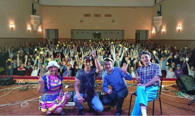 Юным ефремовцам вручили светооотражающие стикеры