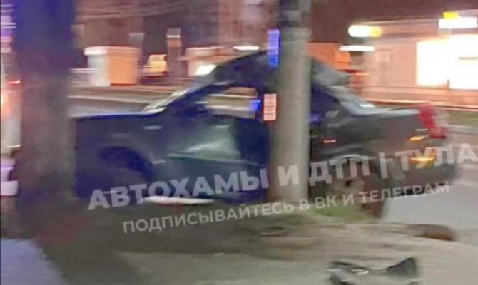 Туляк на "Вортексе" влетел в столб на улице Металлургов