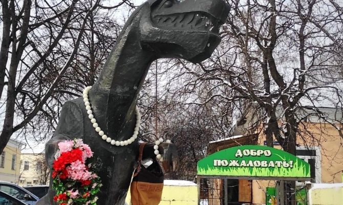 Памятник Теще в Туле "нарядился"  к 8 Марта