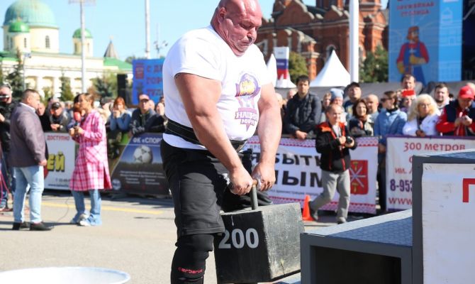 На площади Ленина определили самого сильного туляка: фоторепортаж
