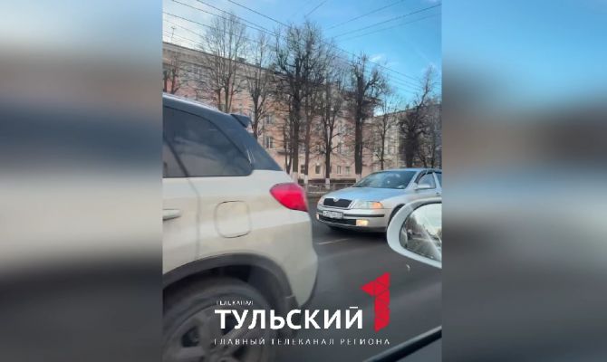 В Туле на проспекте Ленина столкнулись две легковушки 