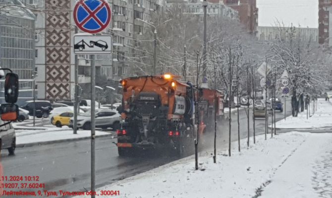 На улицы Тулы начали сыпать противогололедный реагент