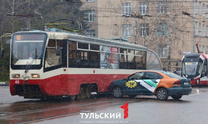 На проспекте Ленина в Туле каршеринг столкнулся с трамваем