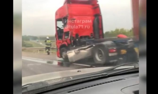 Под Тулой "ГАЗель" столкнулась с большегрузом: водитель микроавтобуса госпитализирован