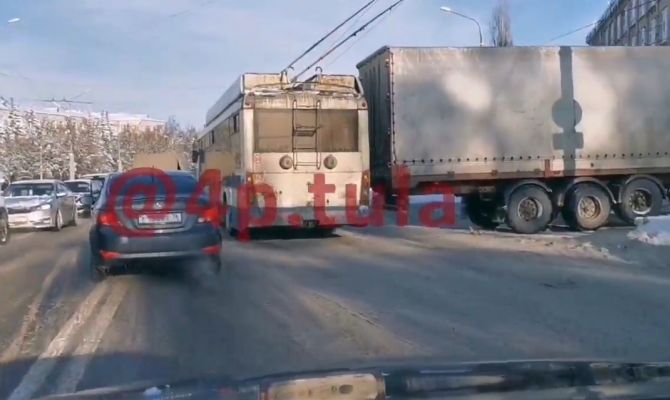 В Туле на проспекте Ленина произошло ДТП с фурой и троллейбусом