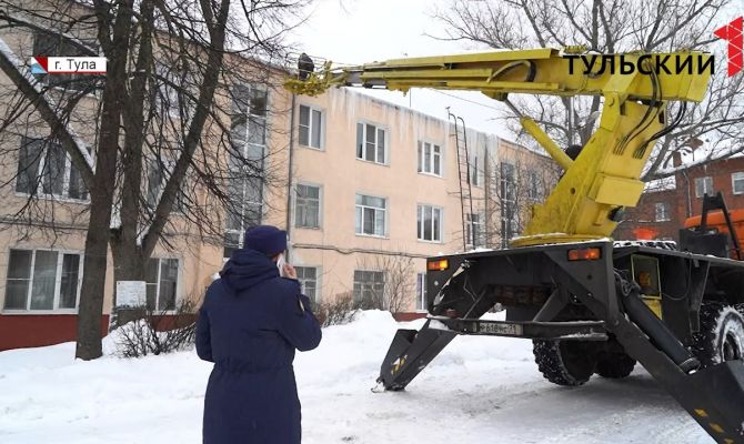 Как тулякам избавиться от опасных сосулек на крыше своего дома