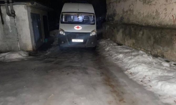 В Щекинском районе на скользком подъеме застрял автомобиль скорой помощи