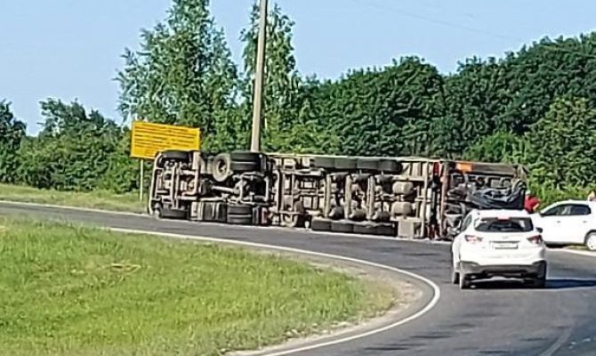 В Узловой опрокинулся большегруз