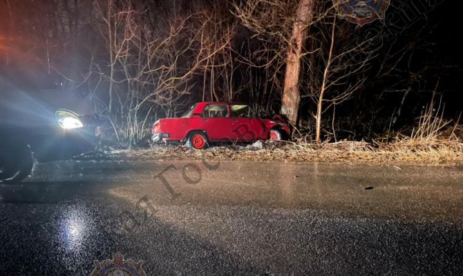 В Алексине водитель «ВАЗа» не справился с управлением и врезался в дерево