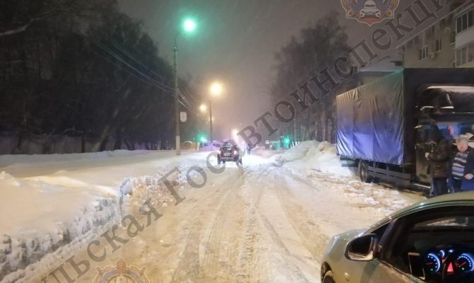 В Новомосковске мужчина сбил женщину, которая переходила дорогу в неположенном месте