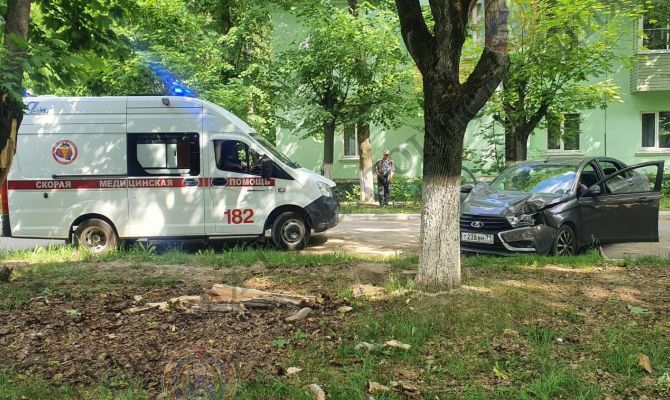 В Тульской области пьяный водитель врезался в бордюр